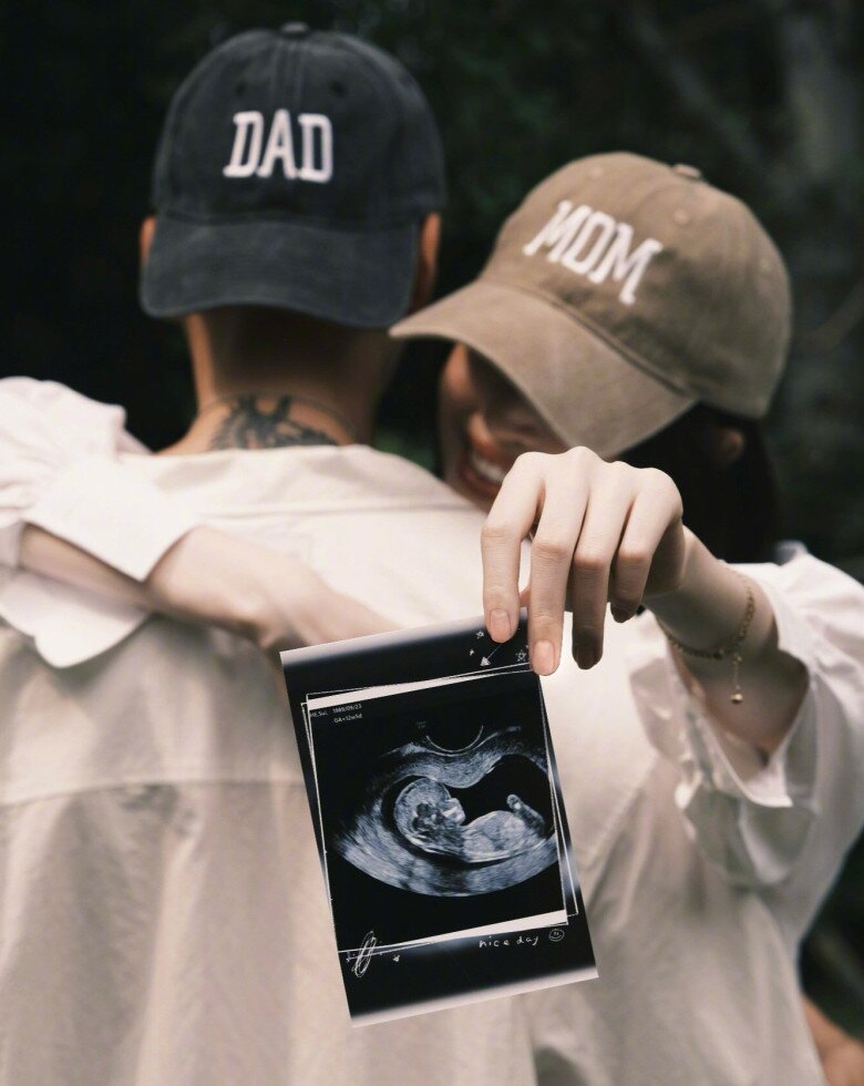 Thiên thần nội y Hà Tuệ thông báo đón con đầu lòng với Trần Vỹ Đình vào ngày 18/10 vừa qua.