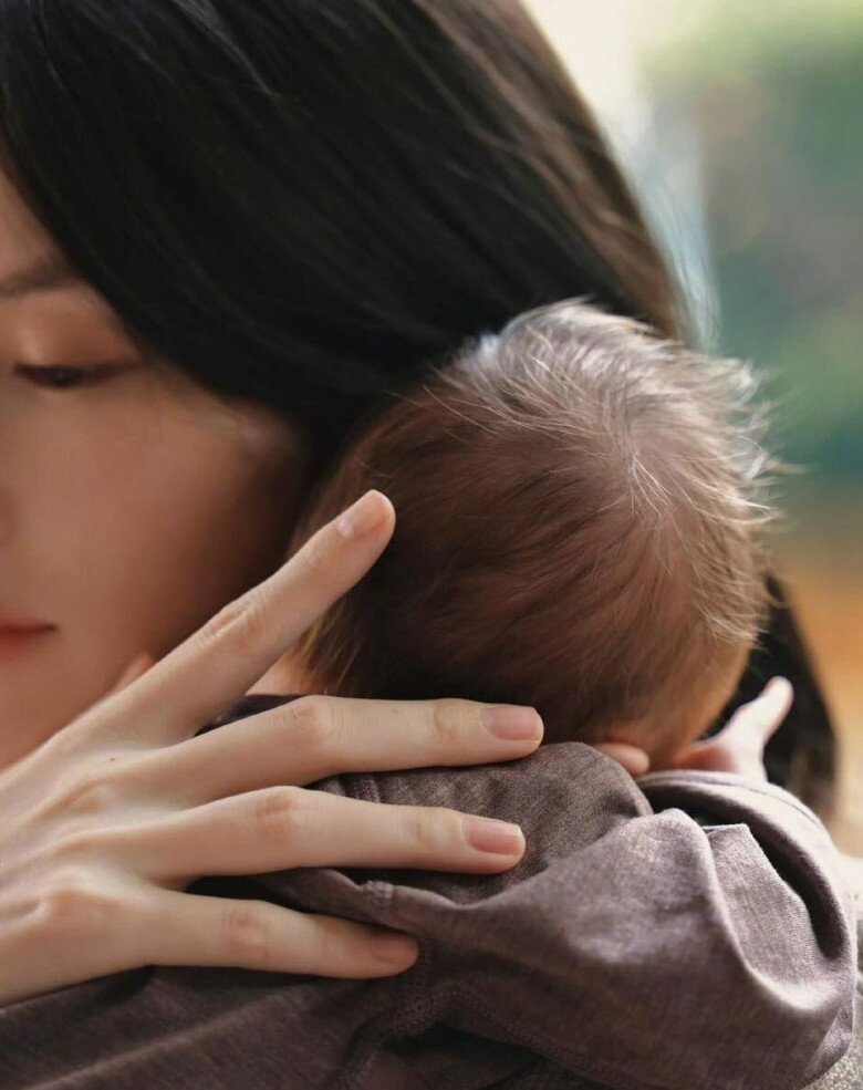 2 thiên thần nội y cùng sinh năm 1989 và đẻ con với thiếu gia điển trai, được bố mẹ chồng thưởng nóng 340 tỷ - 4