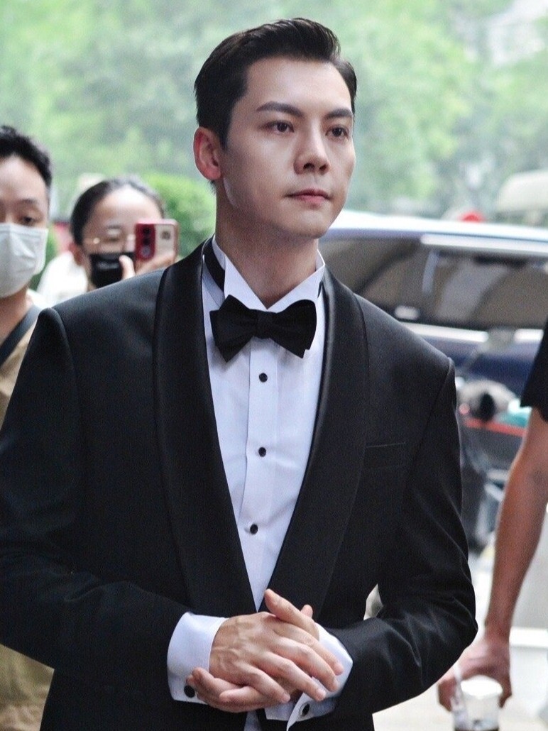 Còn Trần Vỹ Đình là diễn viên - thiếu gia giàu có hàng đầu Trung Quốc.