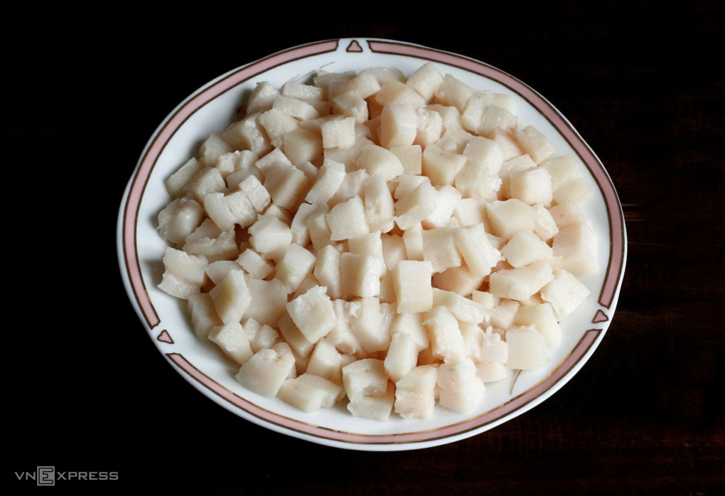 Mỡ chần sơ, rửa và cách miếng nhỏ đều nhau.