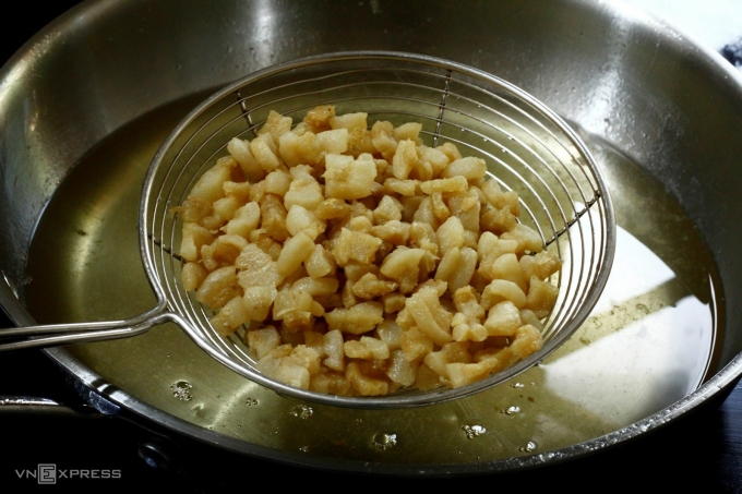 Tóp mỡ thắng với nước giòn đều.