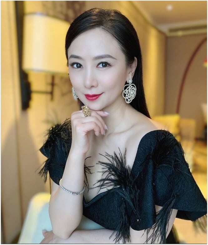 Cô kết hợp ăn uống lành mạnh và luyện tập giữ dáng thường xuyên nên mới duy trì được sự trẻ trung lâu dài.