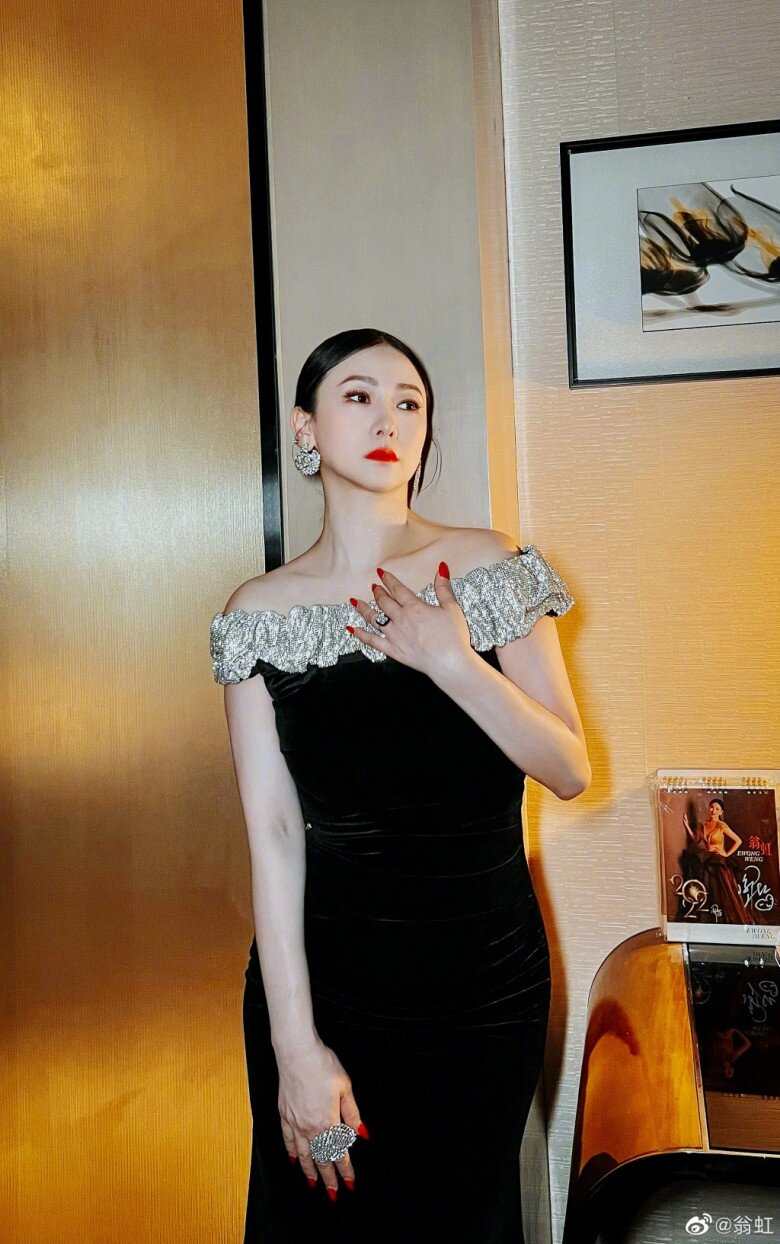 Vóc dáng thon thả chẳng hề thua kém gái trẻ.