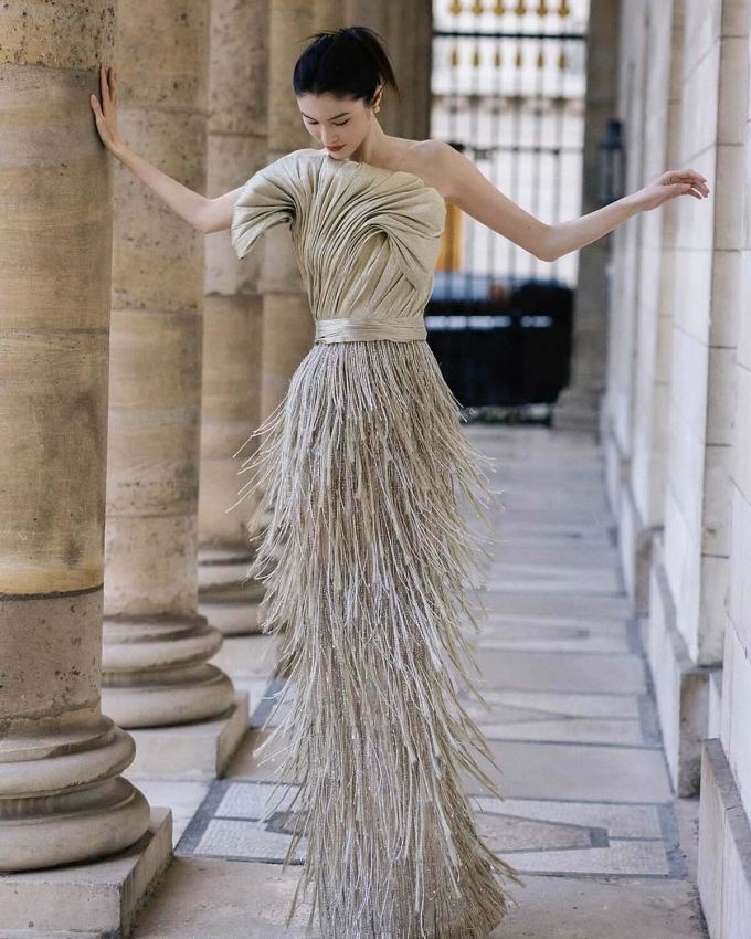 Sau hơn một thập kỷ hoạt động trong làng mốt, Hà Tuệ vẫn giữ được sức hút nhờ vẻ đẹp thanh thoát, tự nhiên. Ảnh: Instagram hesui923