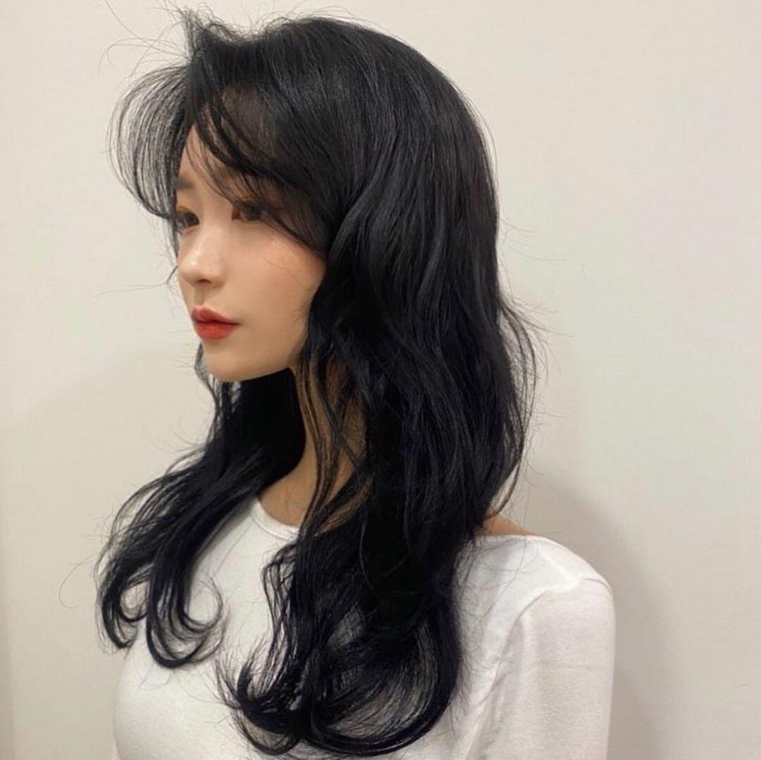 Sóng lơi tự nhiên giúp tạo độ bồng bềnh và giảm cảm giác tròn trịa. Kiểu tóc này mang lại sự nữ tính, mềm mại và cực kỳ “ăn ảnh”. Tóc đen khiến các lọn tóc nổi bật hơn, tạo độ tương phản đầy cuốn hút mà không cần màu nhuộm nổi bật.