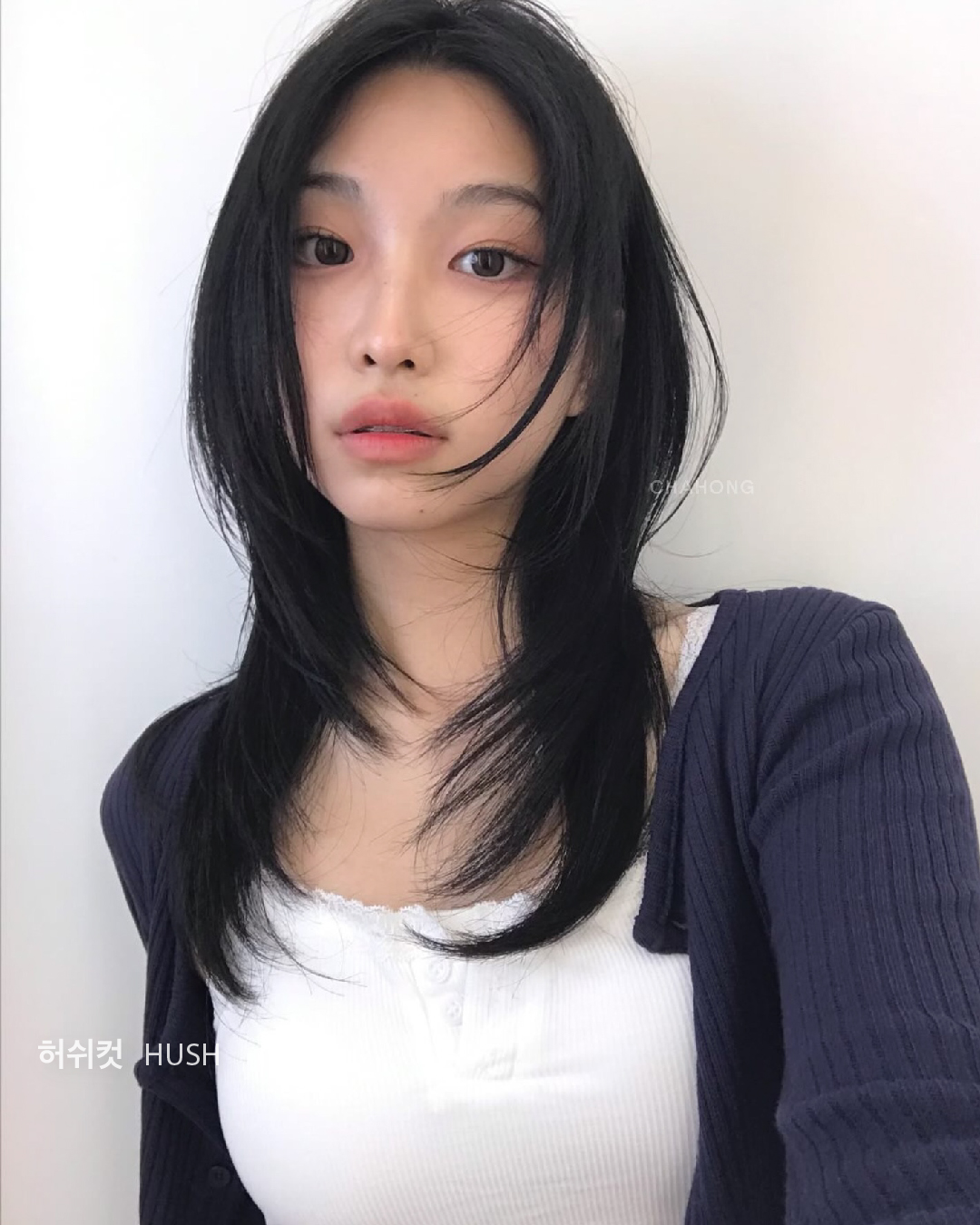 Đây là kiểu tóc “nịnh mặt” cực kỳ hiệu quả. Phần đuôi được uốn cụp ôm vào má tạo hiệu ứng nhỏ mặt rõ rệt. Tóc đen giúp kiểu tóc này thêm phần dịu dàng, nữ tính và dễ chăm sóc. Phù hợp với nàng công sở hoặc phong cách tối giản hiện đại.