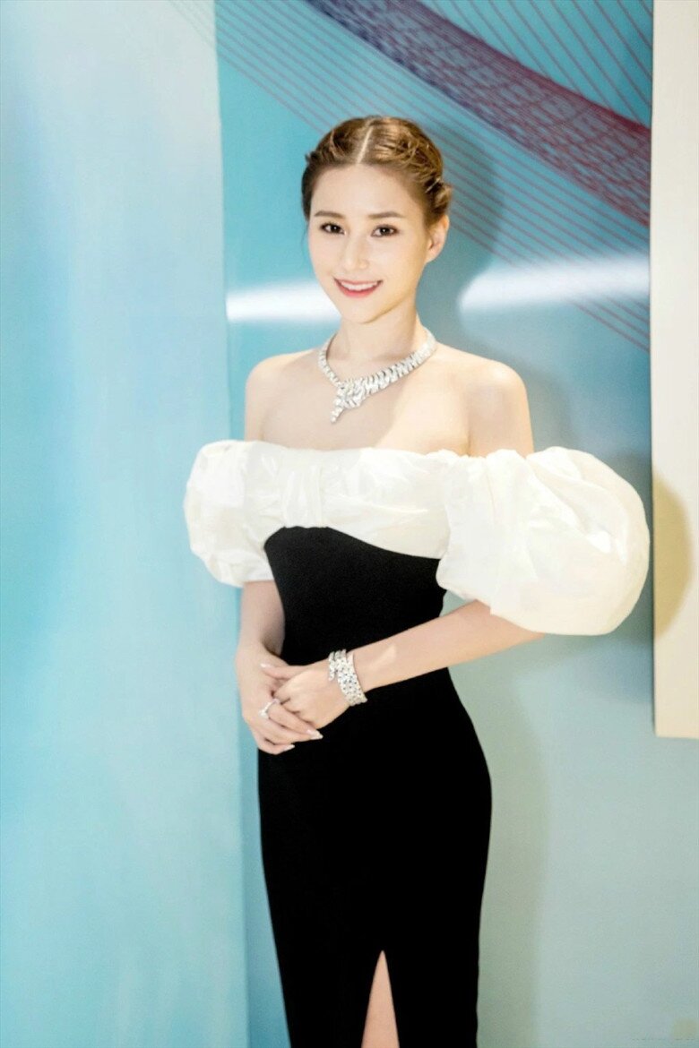 Ái nữ nhà họ Hà có thần thái sang trọng, quý phái mà không kiêu kỳ, toát lên khí chất con nhà giàu.