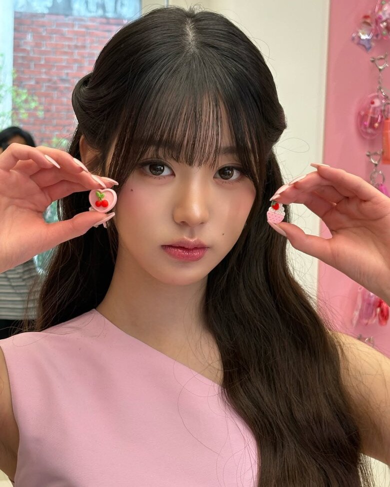 Từ bí quyết ăn uống đơn giản, Jang Wonyoung khẳng định rằng vẻ đẹp bền vững không đến từ mỹ phẩm xa xỉ mà từ thói quen lành mạnh mỗi ngày. Giữa thế giới showbiz hào nhoáng, cô vẫn giữ được hình ảnh trong trẻo, tự tin và tràn đầy năng lượng, đúng chuẩn búp bê sống của Kpop.