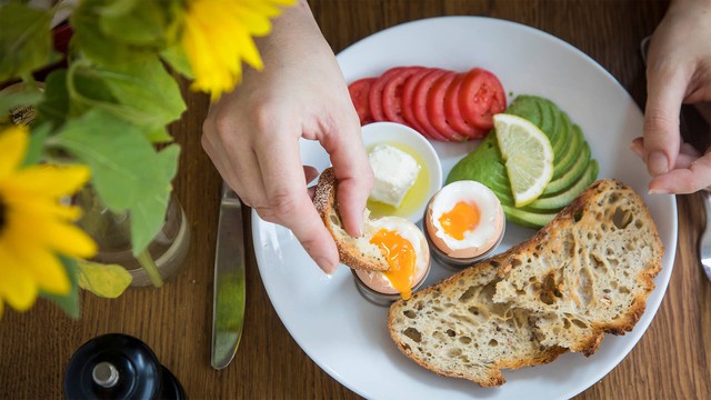 Ăn trứng vào bữa sáng giúp kiểm soát sự thèm ăn và tăng cường trao đổi chất.