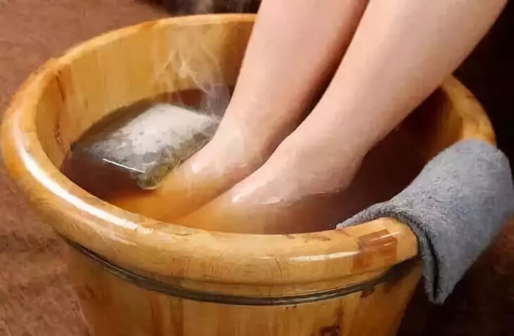 Ngâm chân với nước quá nóng có thể gây bỏng.