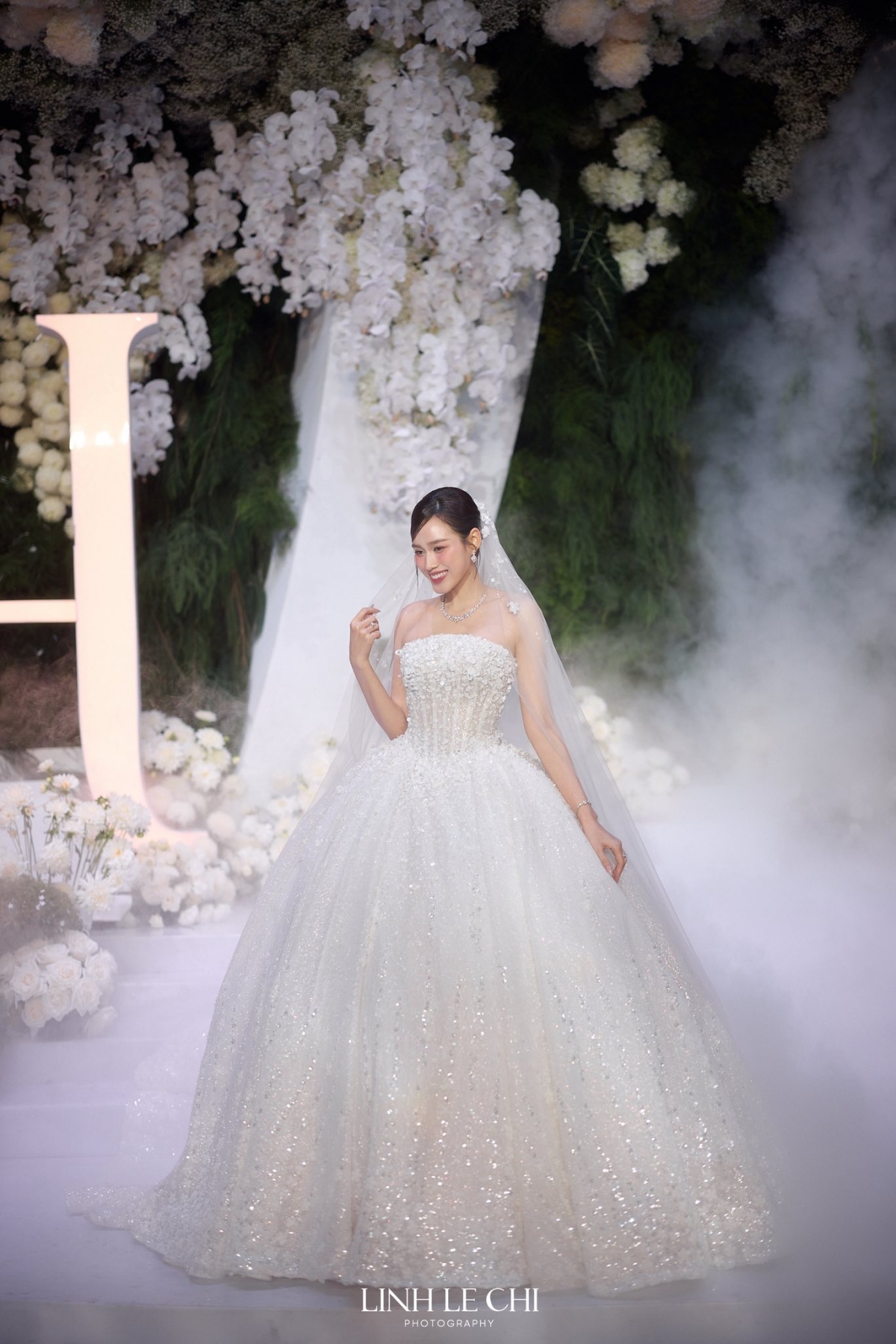 Lấy cảm hứng từ ánh sáng của bình minh - khi những tia nắng đầu tiên khẽ chạm lên muôn hoa - thiết kế thể hiện trọn vẹn tinh thần mà Đỗ Hà hướng đến: thuần khiết, thanh lịch.