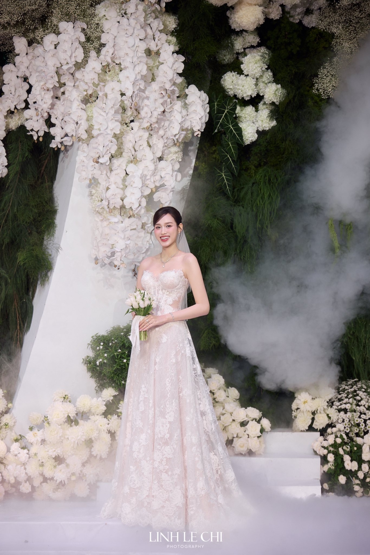 Thực hiện xong các nghi lễ chính của buổi tiệc, Đỗ Thị Hà khoe vẻ yêu kiều cùng mẫu đầm cúp ngực của NTK Phương Linh để đi bàn cảm ơn quan khách.