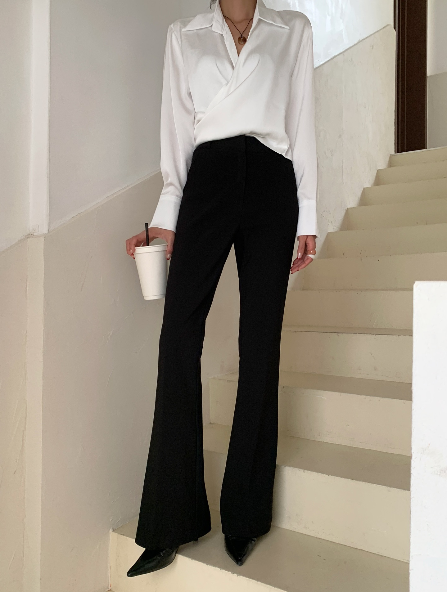 Phụ nữ U40 muốn amp;#34;cưa sừng làm nghéamp;#34; phải có 4 kiểu giày này trong tủ đồ: Diện đồ nào cũng sang, trẻ ra hơn vài tuổi - 2