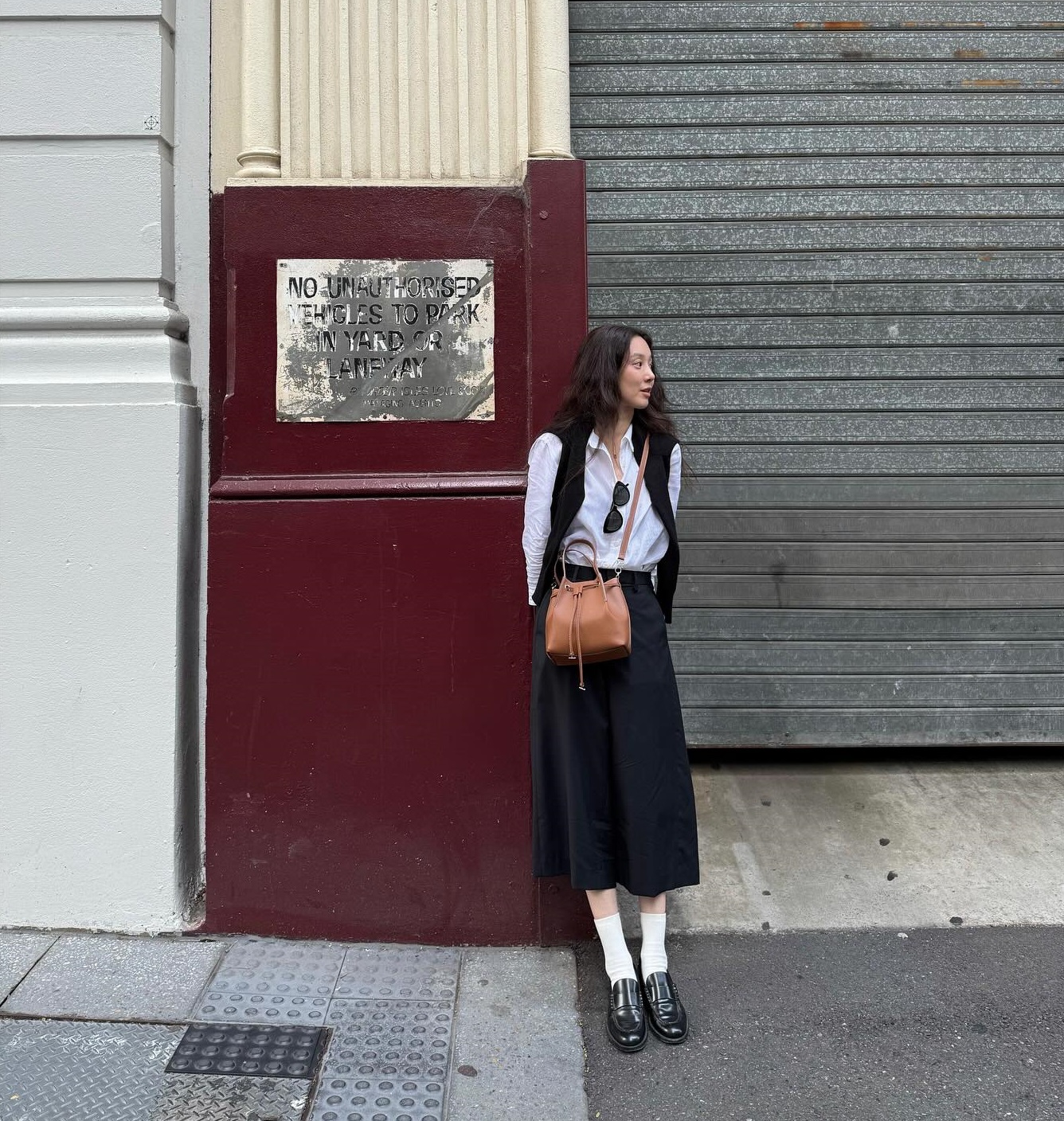 Giày loafer là lựa chọn hoàn hảo cho quý cô yêu thích phong cách thanh lịch hiện đại. Với thiết kế bít mũi, đế thấp, kiểu giày này mang lại cảm giác trẻ trung nhưng vẫn giữ sự chỉn chu. Chọn loafer da đen, trắng hoặc nâu, phối cùng blazer hay quần âu là chuẩn sang.