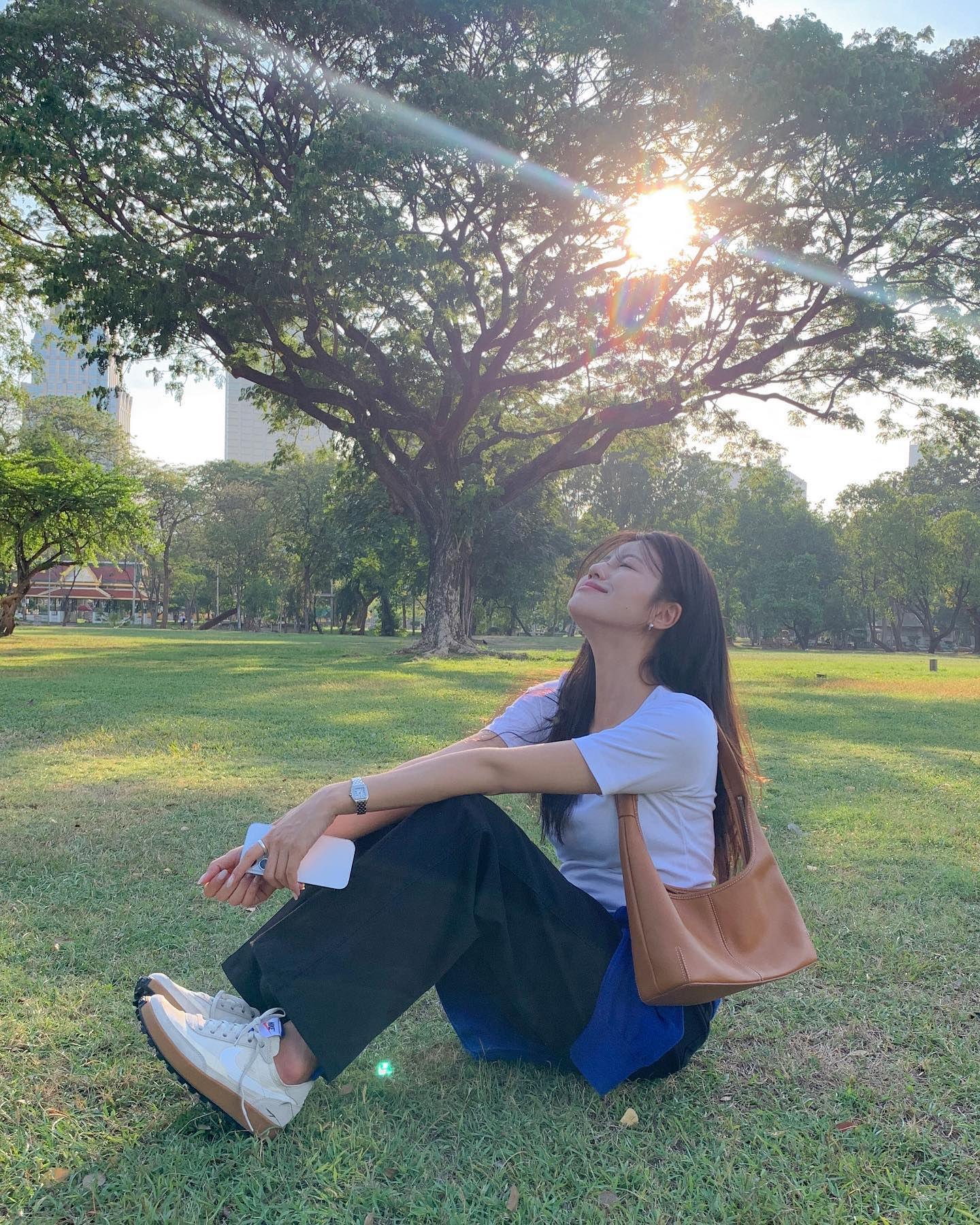 Sneaker là bí quyết giúp phụ nữ U40 “trẻ hóa” phong cách ngay lập tức. Chọn giày dáng gọn, màu trắng, kem hoặc pastel để giữ vẻ tinh tế. Kết hợp với quần jeans, váy midi hay đầm hoa đều đẹp. Sneaker giúp bạn năng động, khỏe khoắn mà vẫn rất thời thượng.