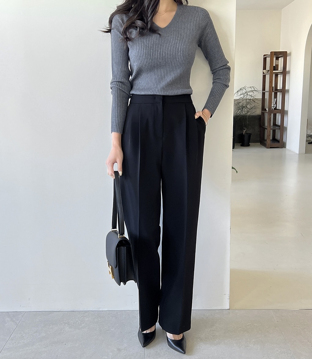 Giày cao gót mũi nhọn là “vũ khí” giúp phụ nữ U40 tôn dáng, kéo dài đôi chân và tăng vẻ thanh lịch. Chọn kiểu gót 3-5cm, tông nude, đen hoặc be để dễ phối đồ. Dù đi làm hay dự tiệc, kiểu giày này luôn giúp bạn trông sang trọng và trẻ trung hơn vài tuổi.