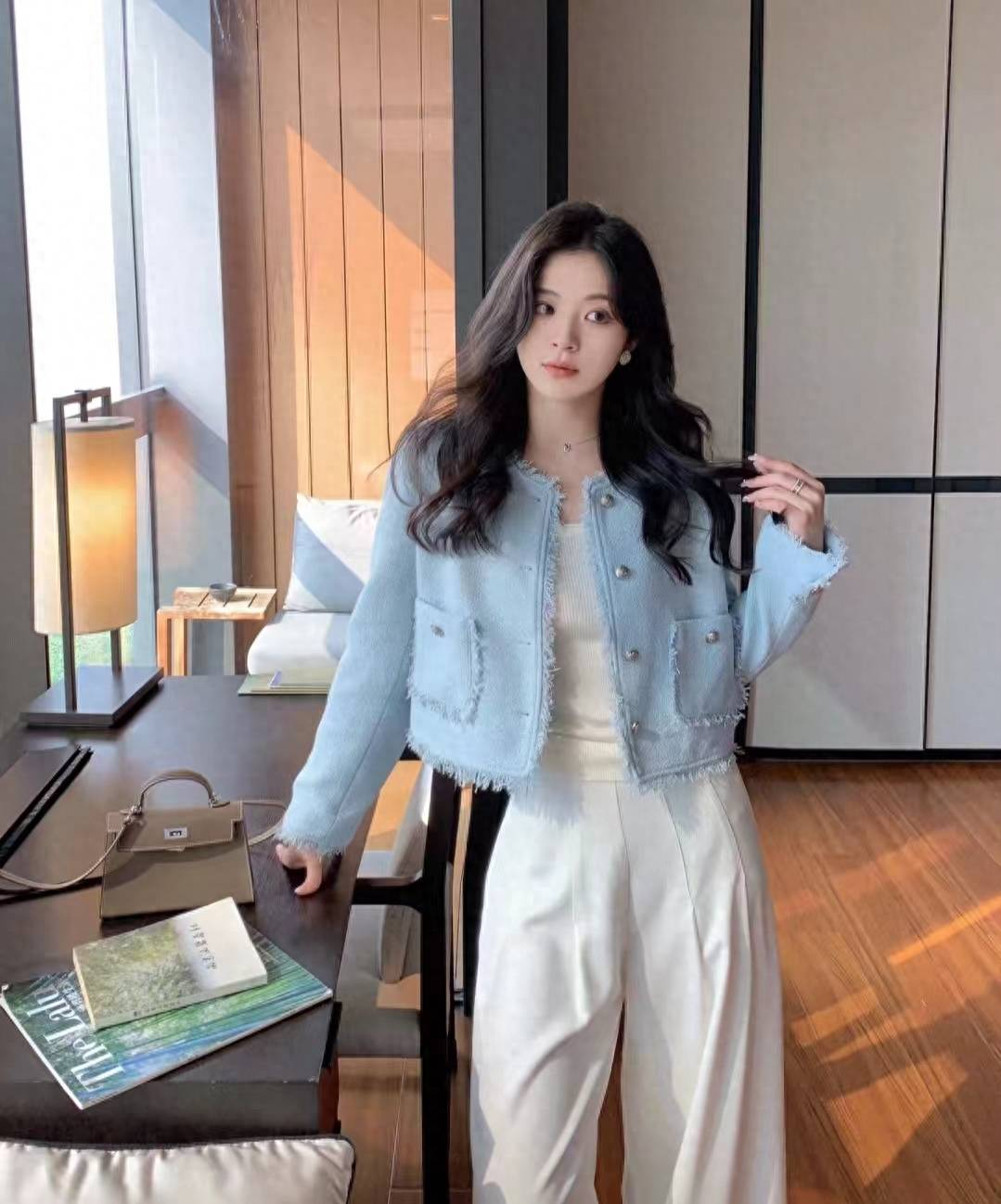 Không cần sắm nhiều, mùa đông tôi vẫn amp;#34;sang ngầmamp;#34; nhờ 3 kiểu áo khoác vừa dễ phối lại tôn dáng - 1