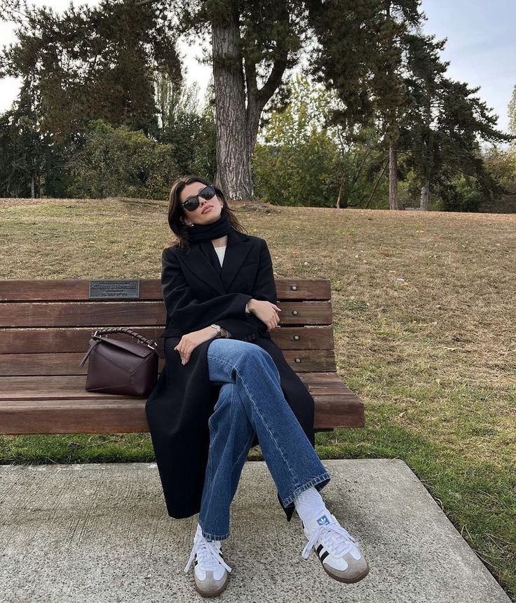 Trench coat là item “bất tử” của mùa đông. Dáng dài, thắt eo nhẹ giúp vóc dáng thanh thoát, sang trọng. Phối cùng áo len cổ lọ, quần âu hay boots cao cổ là chuẩn quý cô hiện đại. Màu be, nâu caramel hoặc đen tuyền dễ mặc, không bao giờ lỗi mốt.