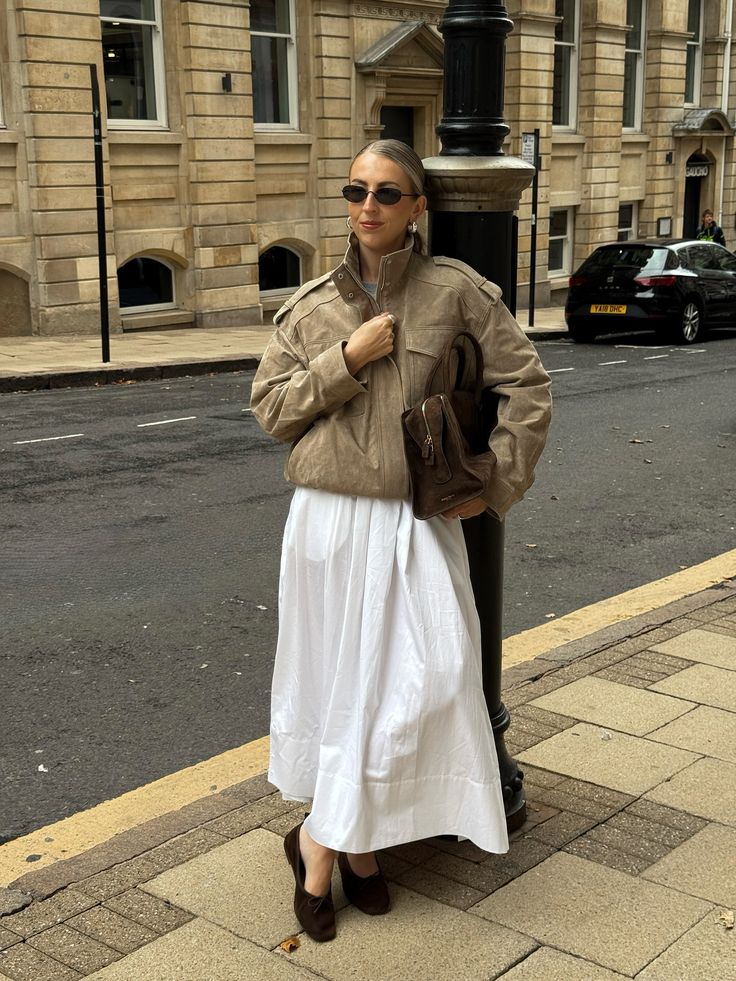 Áo da mang vẻ trẻ trung pha chút bụi bặm nhưng vẫn tinh tế. Chất liệu mềm, ấm và cao cấp giúp tổng thể thêm thời thượng. Phối cùng quần jeans, váy len hoặc boot cổ ngắn là chuẩn fashionista. Gam be, nâu nhạt hay xanh rêu cực “tôn dáng” và hợp mùa.