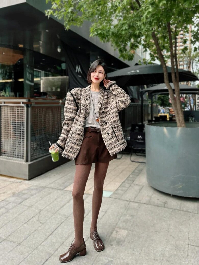 Hội chị em sành điệu đều “chia tay” giày đen, đây mới là tông màu giày được săn đón nhất Thu Đông 2025 - 3