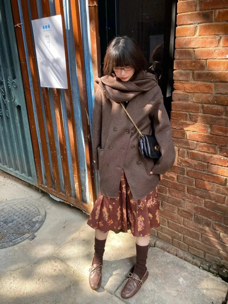 Hội chị em sành điệu đều “chia tay” giày đen, đây mới là tông màu giày được săn đón nhất Thu Đông 2025 - 5