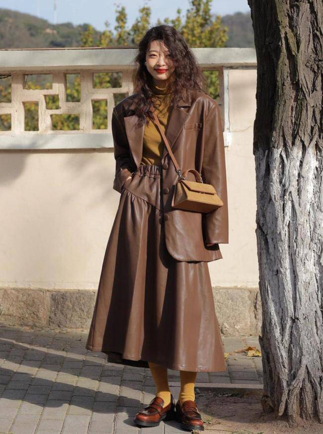 Hội chị em sành điệu đều “chia tay” giày đen, đây mới là tông màu giày được săn đón nhất Thu Đông 2025 - 6