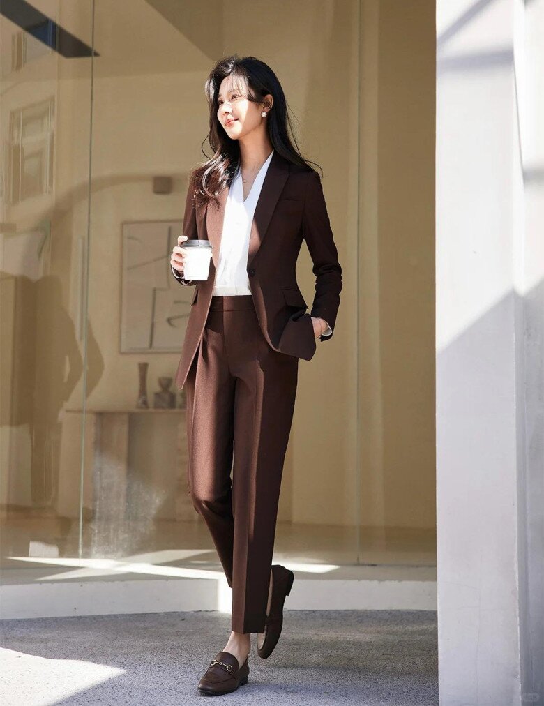 Hội chị em sành điệu đều “chia tay” giày đen, đây mới là tông màu giày được săn đón nhất Thu Đông 2025 - 7