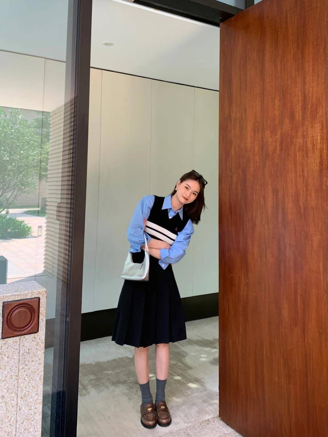 Hội chị em sành điệu đều “chia tay” giày đen, đây mới là tông màu giày được săn đón nhất Thu Đông 2025 - 10