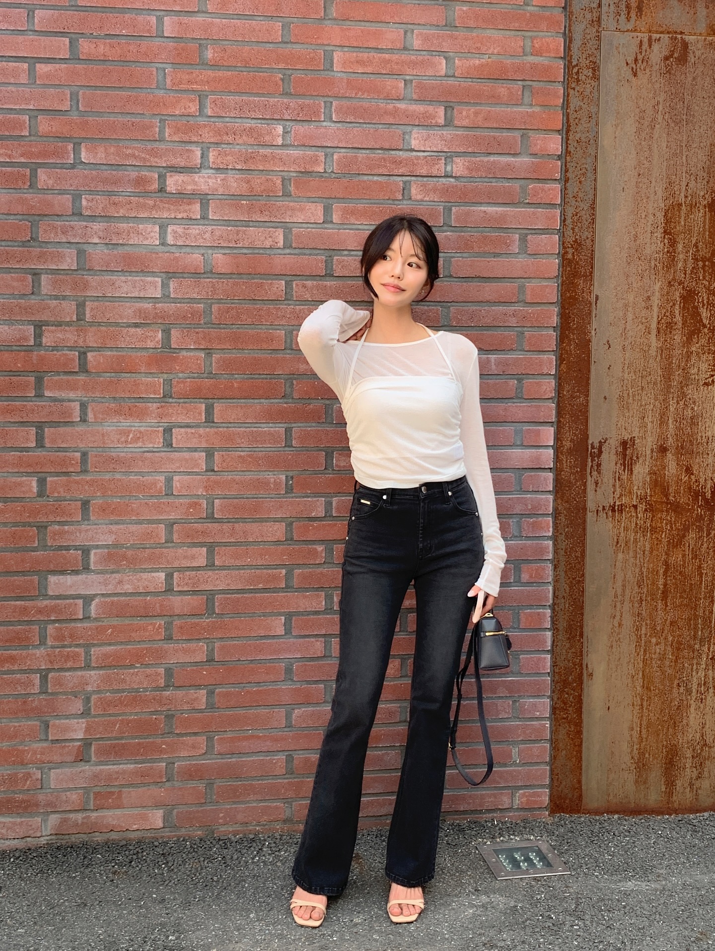 Áo tối màu vừa già vừa nóng, chị em đổi sang 5 kiểu áo sáng này là amp;#34;autoamp;#34; trẻ xinh tức thì - 2