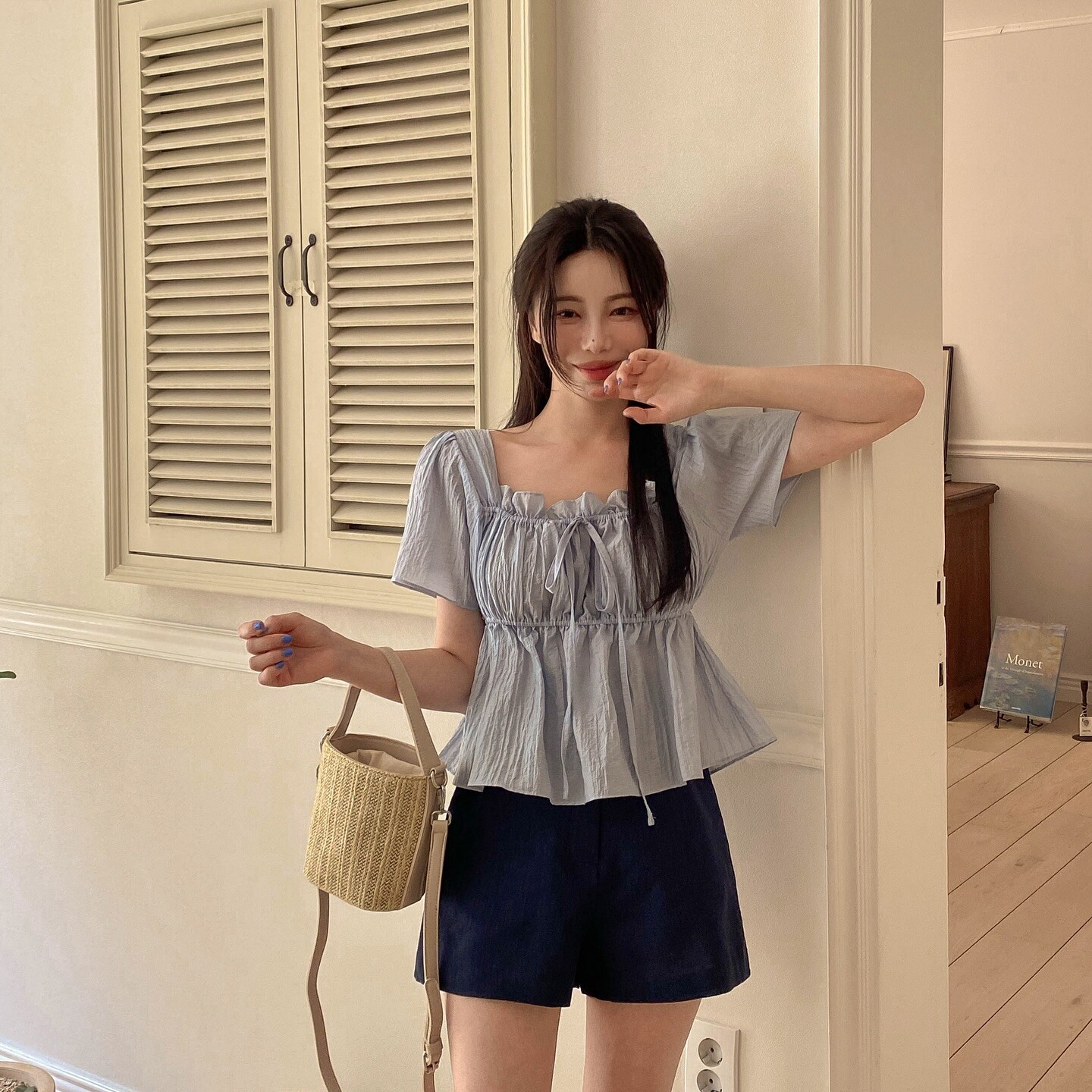 Áo blouse sáng màu giúp nàng “nâng cấp” diện mạo mà không cần cầu kỳ. Vải voan nhẹ, tông màu sáng và chi tiết nữ tính khiến tổng thể vừa mềm mại vừa sang trọng. Diện đi làm hay đi chơi đều ghi điểm tuyệt đối nhờ vẻ ngoài dịu dàng, thanh thoát.