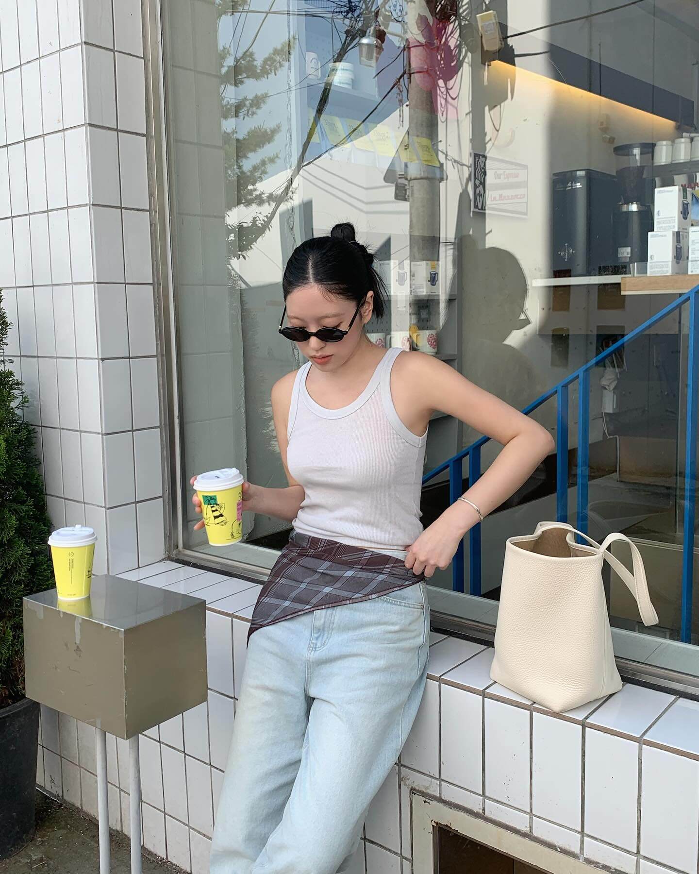 Áo tối màu vừa già vừa nóng, chị em đổi sang 5 kiểu áo sáng này là amp;#34;autoamp;#34; trẻ xinh tức thì - 14