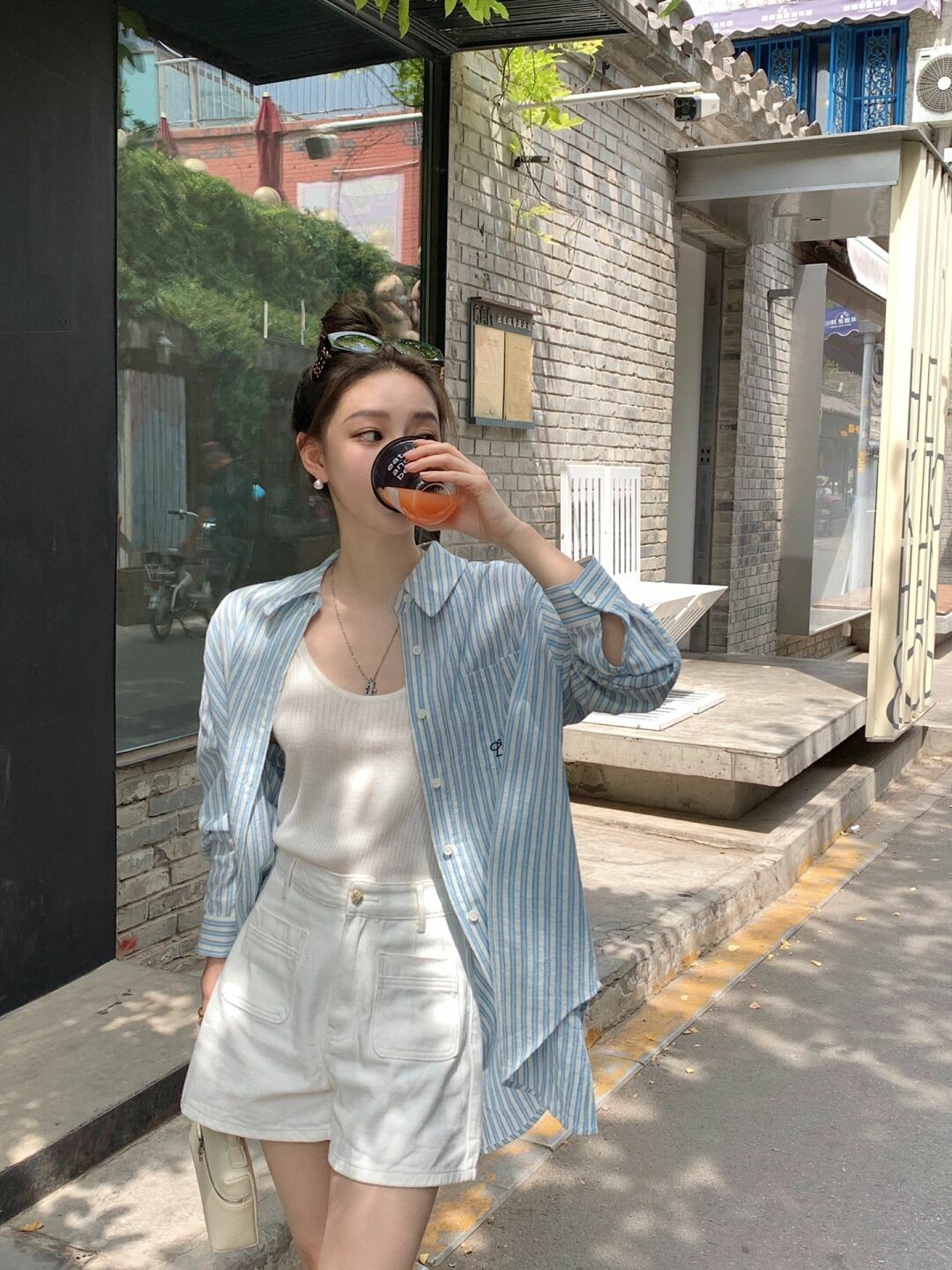 Áo tối màu vừa già vừa nóng, chị em đổi sang 5 kiểu áo sáng này là amp;#34;autoamp;#34; trẻ xinh tức thì - 15