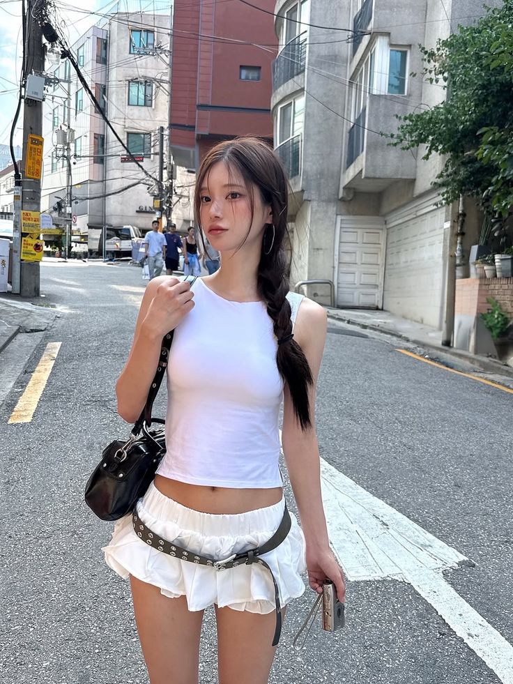 Tank top sáng màu không chỉ giúp nàng mát mẻ, thoải mái mà còn tôn được vóc dáng thon gọn. Khi phối cùng quần suông, chân váy hay áo khoác nhẹ, outfit trở nên trẻ trung, năng động mà vẫn giữ nét thời thượng, hiện đại.