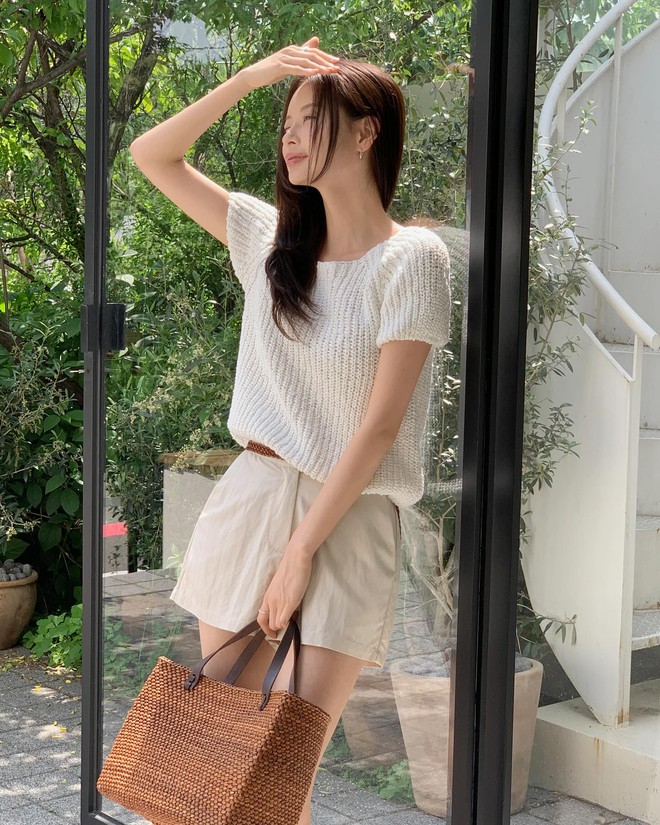 Áo tối màu vừa già vừa nóng, chị em đổi sang 5 kiểu áo sáng này là amp;#34;autoamp;#34; trẻ xinh tức thì - 18