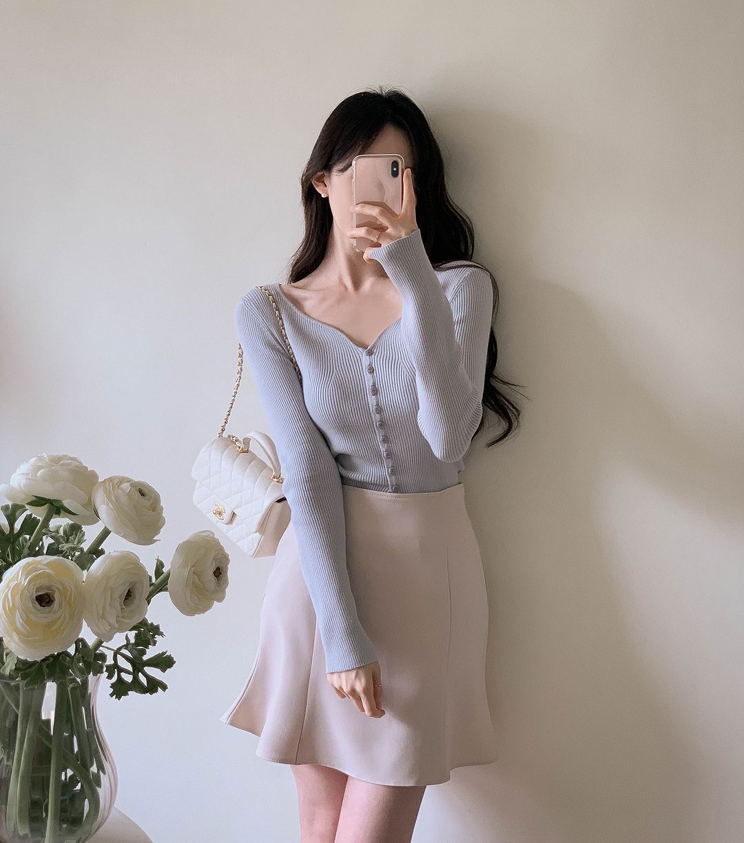 Áo tối màu vừa già vừa nóng, chị em đổi sang 5 kiểu áo sáng này là amp;#34;autoamp;#34; trẻ xinh tức thì - 19