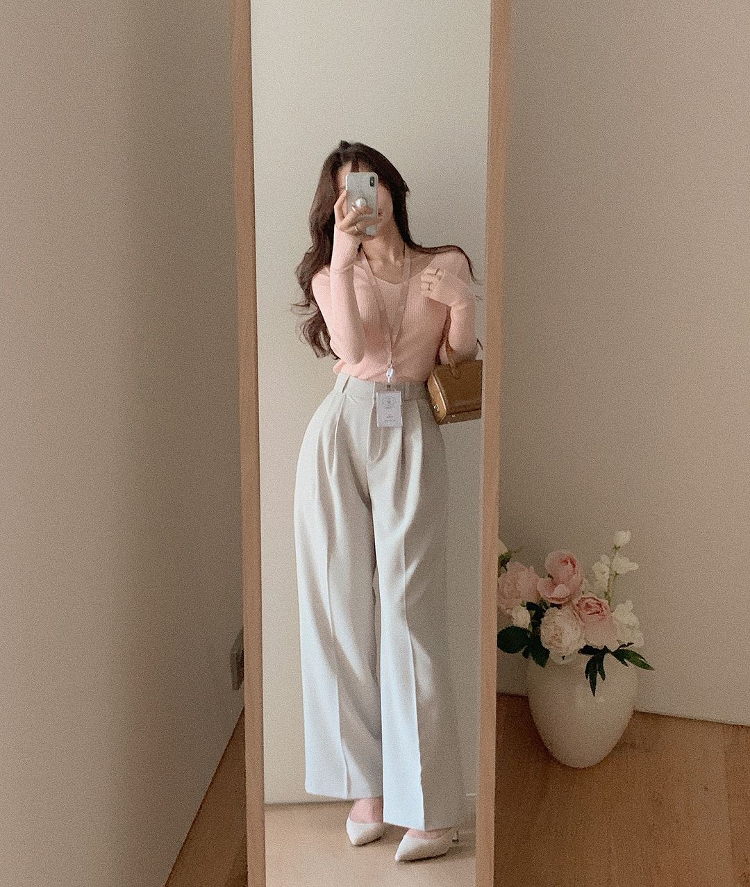 Áo len tăm sáng màu mang đến vẻ ngoài nhẹ nhàng, tinh tế mà vẫn trẻ trung. Dáng áo ôm vừa phải, gam màu pastel hoặc be giúp tôn da và tôn dáng. Một item “đa năng” có thể mặc đi làm, đi chơi hay hẹn hò đều cực kỳ hợp.