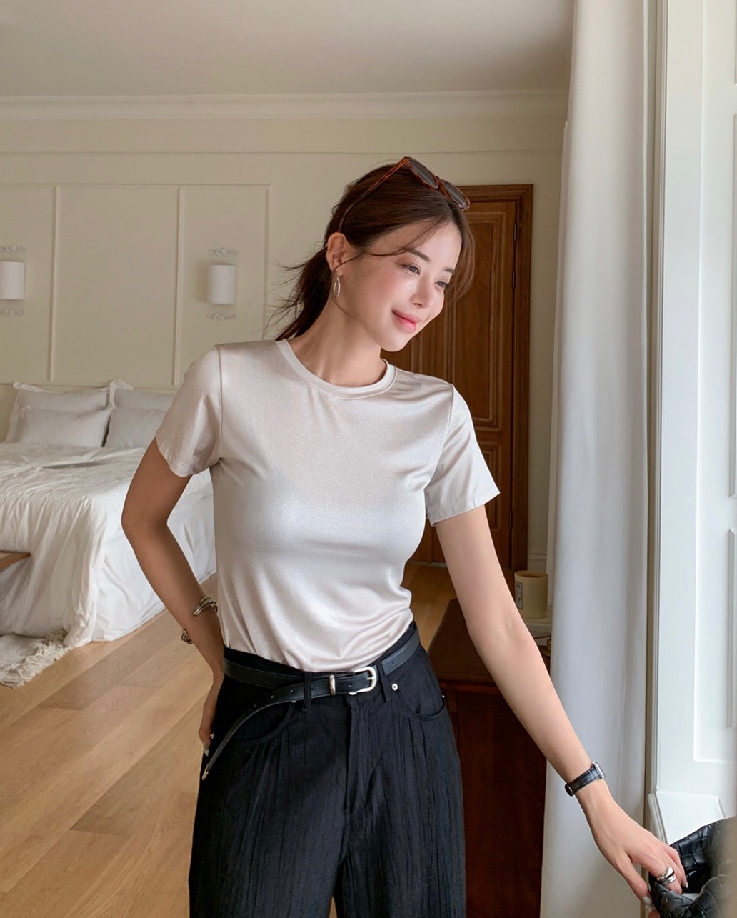 Áo tối màu vừa già vừa nóng, chị em đổi sang 5 kiểu áo sáng này là amp;#34;autoamp;#34; trẻ xinh tức thì - 3