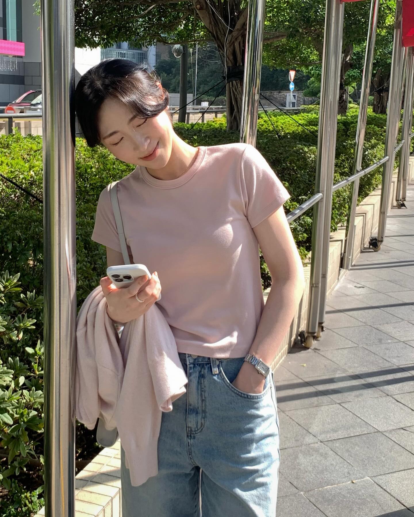 Áo thun sáng màu là “chân ái” của những cô nàng yêu phong cách năng động, trẻ trung. Dù phối cùng jeans hay chân váy, gam sáng giúp tổng thể tươi tắn, mát mắt hơn hẳn. Đơn giản mà hiệu quả, item này xứng đáng là “must-have” trong tủ đồ mùa nắng.