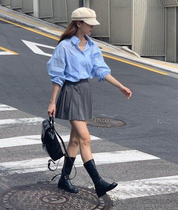 Áo sơ mi sáng màu mang đến vẻ thanh lịch, hiện đại mà vẫn giữ nét tươi trẻ. Kết hợp cùng quần âu, chân váy hay quần jean đều hợp, lại giúp da sáng bật tông. Đây chính là item “chuyển mood” hoàn hảo cho nàng công sở mùa nắng.