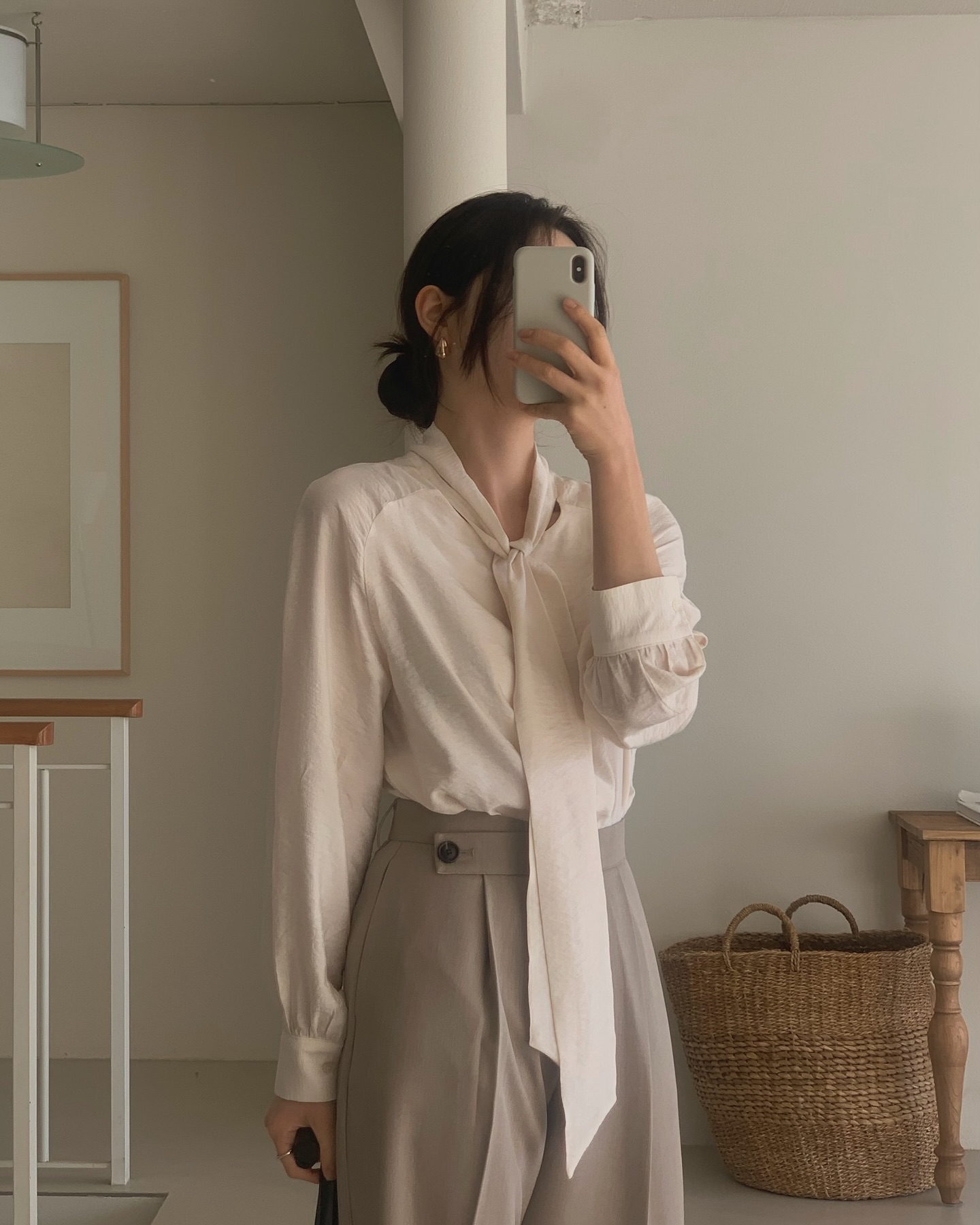 Áo tối màu vừa già vừa nóng, chị em đổi sang 5 kiểu áo sáng này là amp;#34;autoamp;#34; trẻ xinh tức thì - 9