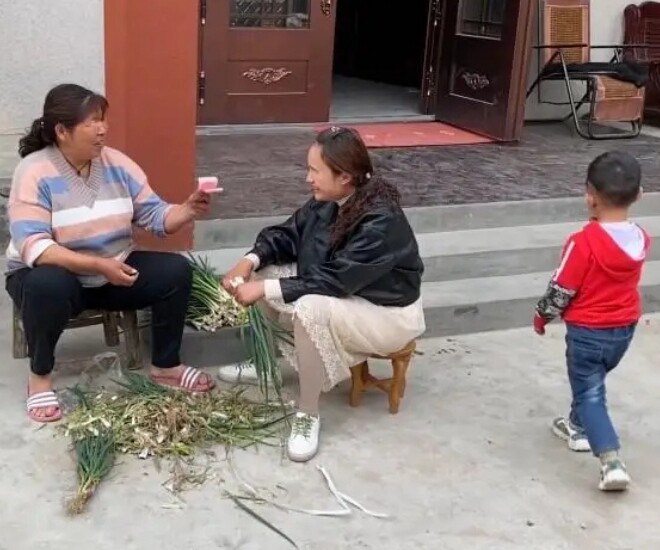 Mẹ chồng Tiểu Hiểu bất ngờ thông báo vừa sinh thêm con, muốn con dâu đứng tên nuôi bé (Ảnh minh hoạ)