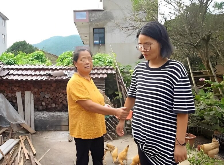 Cả chồng và mẹ chồng đều đồng lòng khiến Tiểu Hiểu không thể không nghi ngờ (Ảnh minh hoạ).