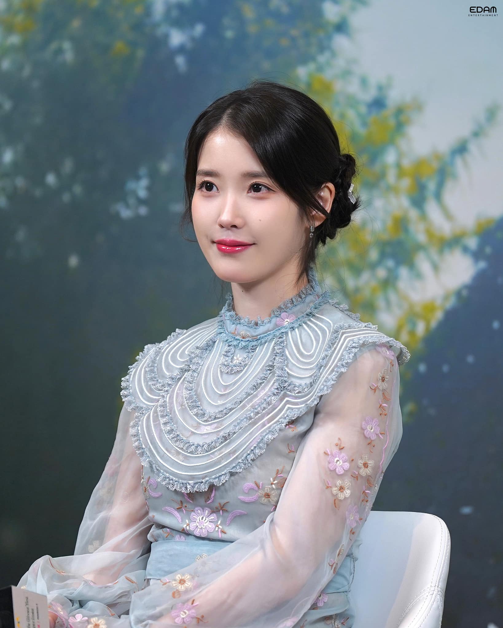 IU với tóc búi thấp là định nghĩa của sự tinh tế. Mái tóc gọn gàng, vài lọn buông nhẹ quanh má giúp cô trông sang trọng mà vẫn mềm mại. Visual “nữ thần” của IU khiến ai cũng phải ngẩn ngơ.