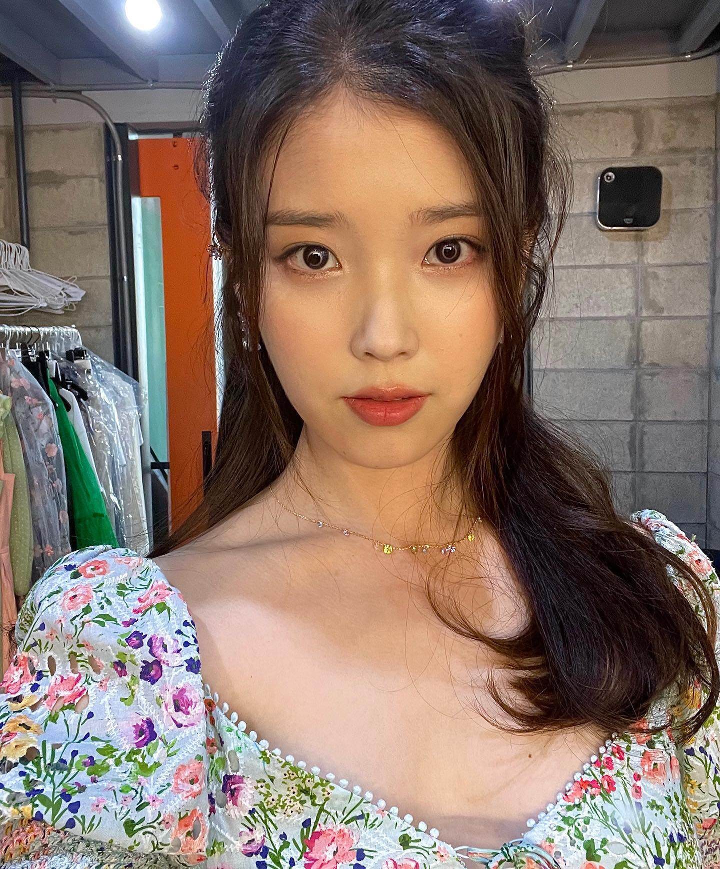 Tóc buộc nửa là “vũ khí nhan sắc” ruột của IU. Chỉ cần buộc nhẹ phần tóc phía sau, cô đã toát lên vẻ ngọt ngào, dịu dàng đúng chuẩn “em gái quốc dân”. Visual trong trẻo khiến ai nhìn cũng thấy lòng mềm lại.