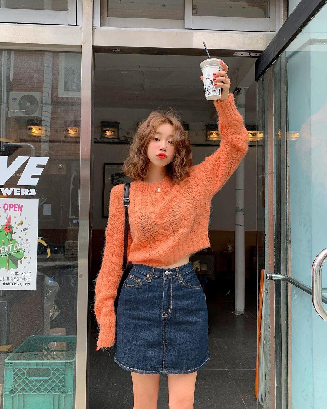 Phối áo len crop top cùng quần cạp cao hoặc chân váy giúp tôn vòng eo và “hack” chiều cao cực đỉnh.