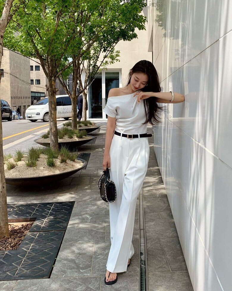 Thắt lưng không chỉ là món phụ kiện trang trí, mà còn là “trợ thủ đắc lực” giúp tôn đường cong cơ thể và tạo hiệu ứng đôi chân dài miên man.