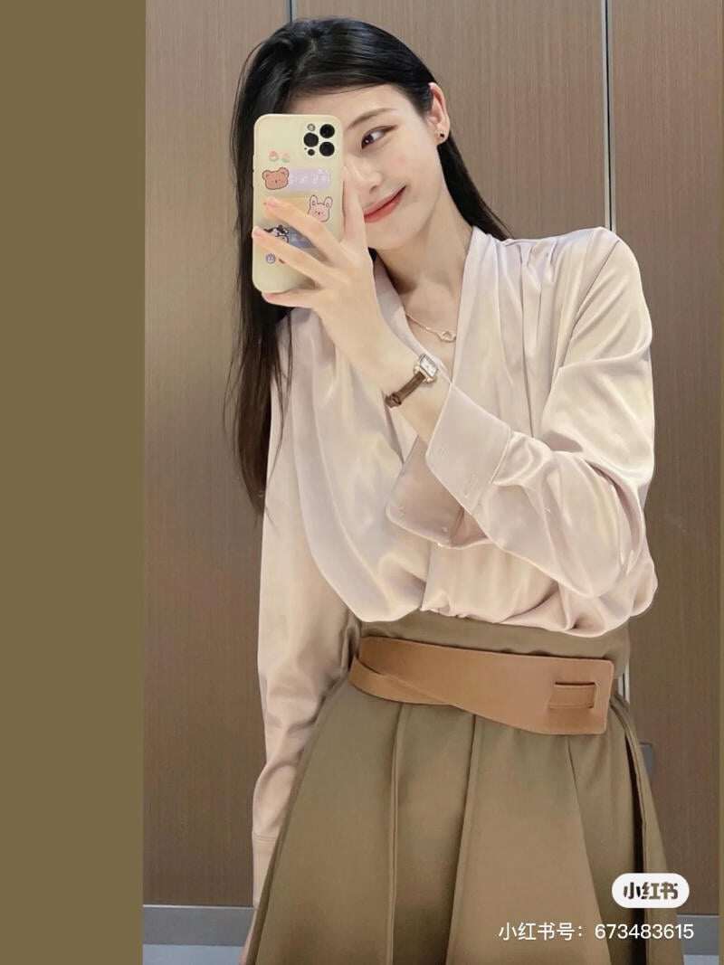 Ngoài ra, thắt lưng còn có thể được tận dụng như một điểm nhấn khi bạn sử dụng màu sắc nổi bật hoặc thiết kế độc đáo, bản to để nổi bật và thu hút ánh nhìn.