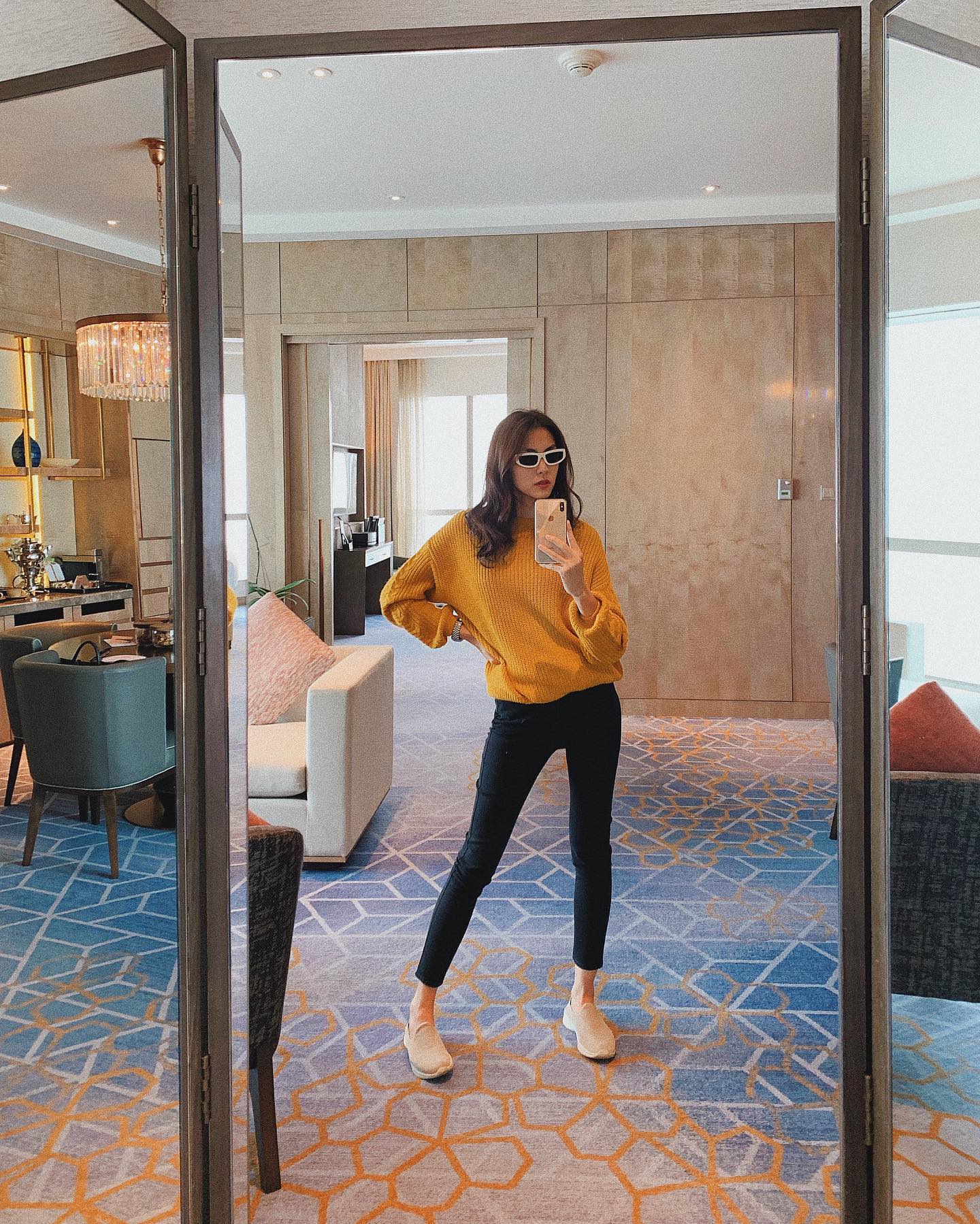 Giữa “rừng” xu hướng, Tăng Thanh Hà vẫn trung thành với skinny đen cổ điển. Thiết kế ôm nhẹ giúp khoe đôi chân thon và vóc dáng cân đối. Cô phối cùng áo trắng hoặc áo len sáng, tạo nên outfit tối giản nhưng tinh tế, sang xỉu mà chẳng cần cầu kỳ.