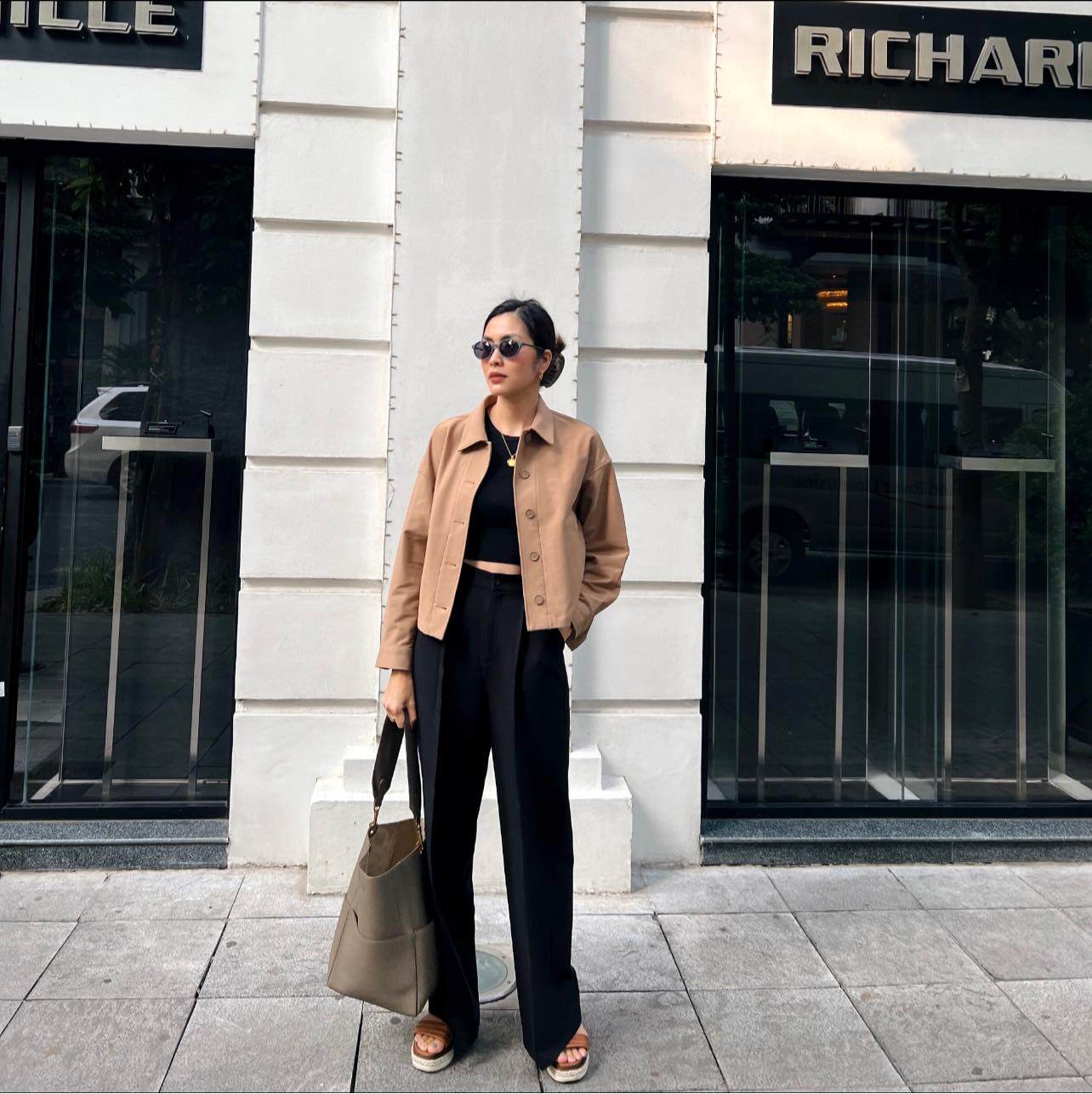 Quần âu đen là biểu tượng thanh lịch của Tăng Thanh Hà. Dáng đứng, cạp cao giúp tôn chân và tạo vẻ chỉn chu, hiện đại. Cô thường mix cùng áo sơ mi hoặc blazer sáng màu, vừa tinh tế vừa sang chuẩn “quý cô Hà Tăng” - đơn giản mà đẳng cấp thật sự.