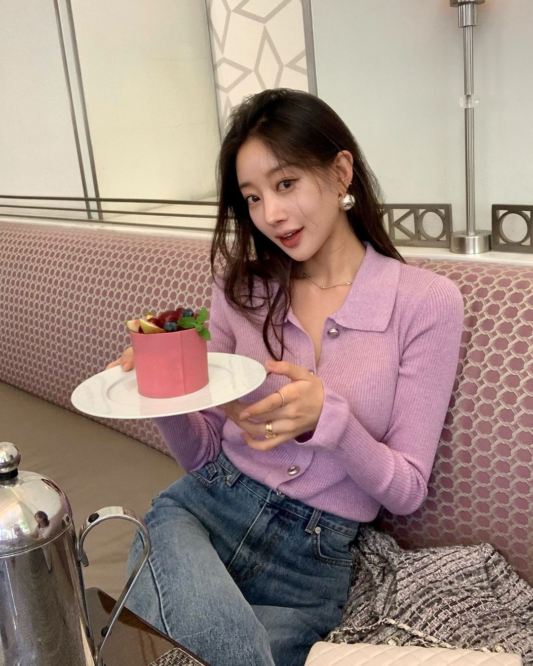 Chẳng cần nghĩ nhiều, mùa đông tôi vẫn sang khỏi bàn nhờ 5 kiểu áo này: Diện lên xinh hơn hẳn, nhìn phát đã thấy có gu - 1